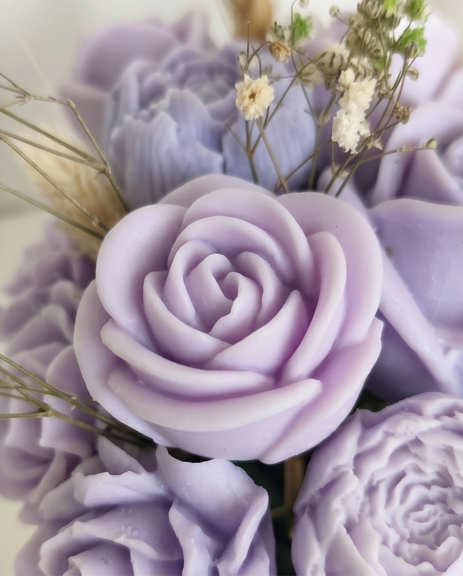 Handmade - Blumen-Bouquet aus Duftwachs – Lilatöne | Deko