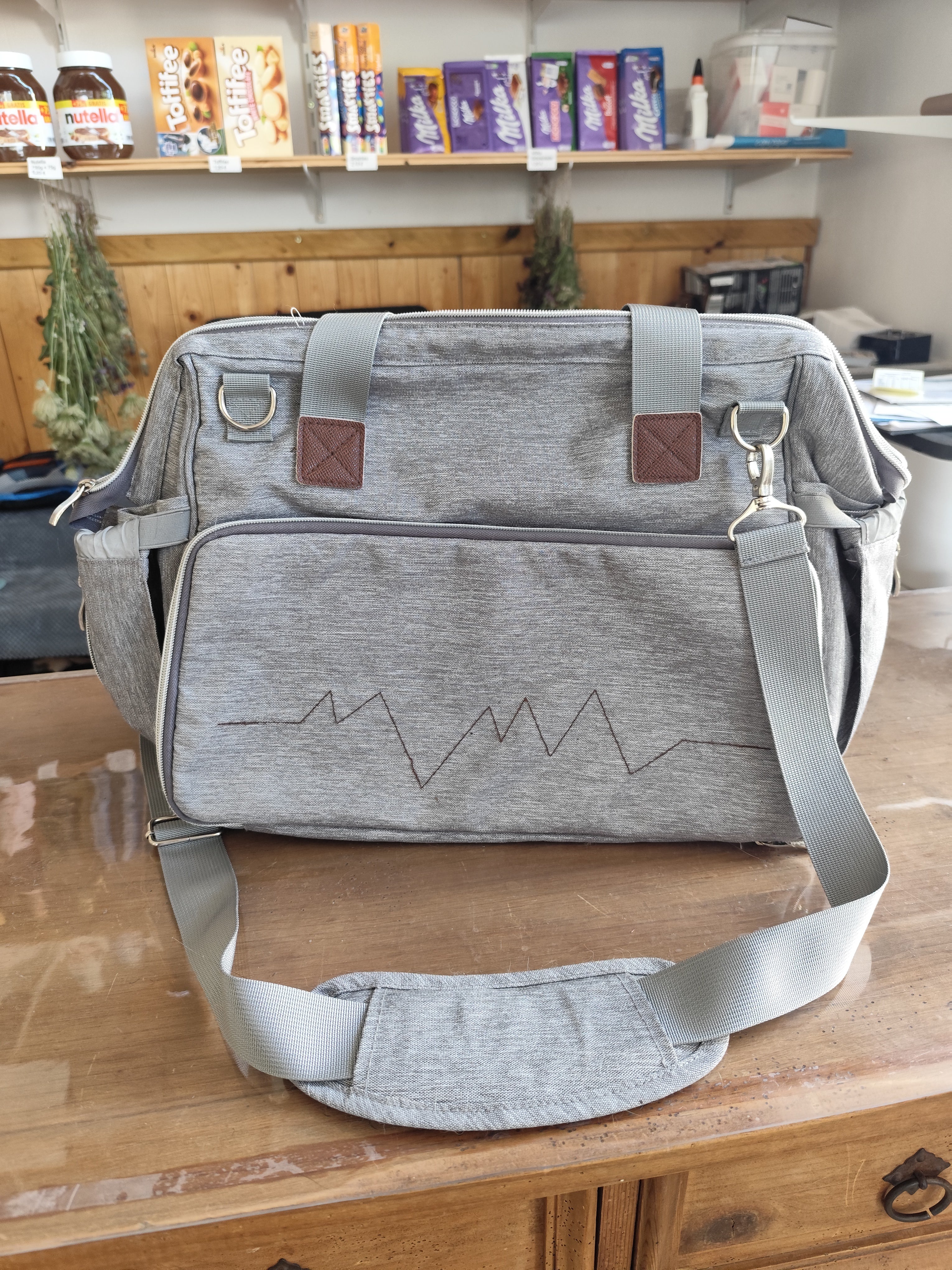 2nd Hand | fillikid Wickeltasche Grau Melange – Viel Stauraum – Moderner Herzschlag-Look Top