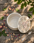 Handmade - Schatulle ‘Blumen’ aus Gips – mit Gipsblumen verziert
