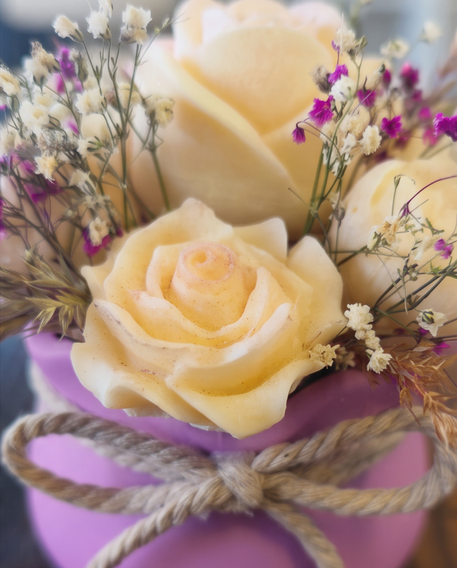 Handmade - Blumen-Bouquet aus Seifen | handgesiedet | Weißtöne
