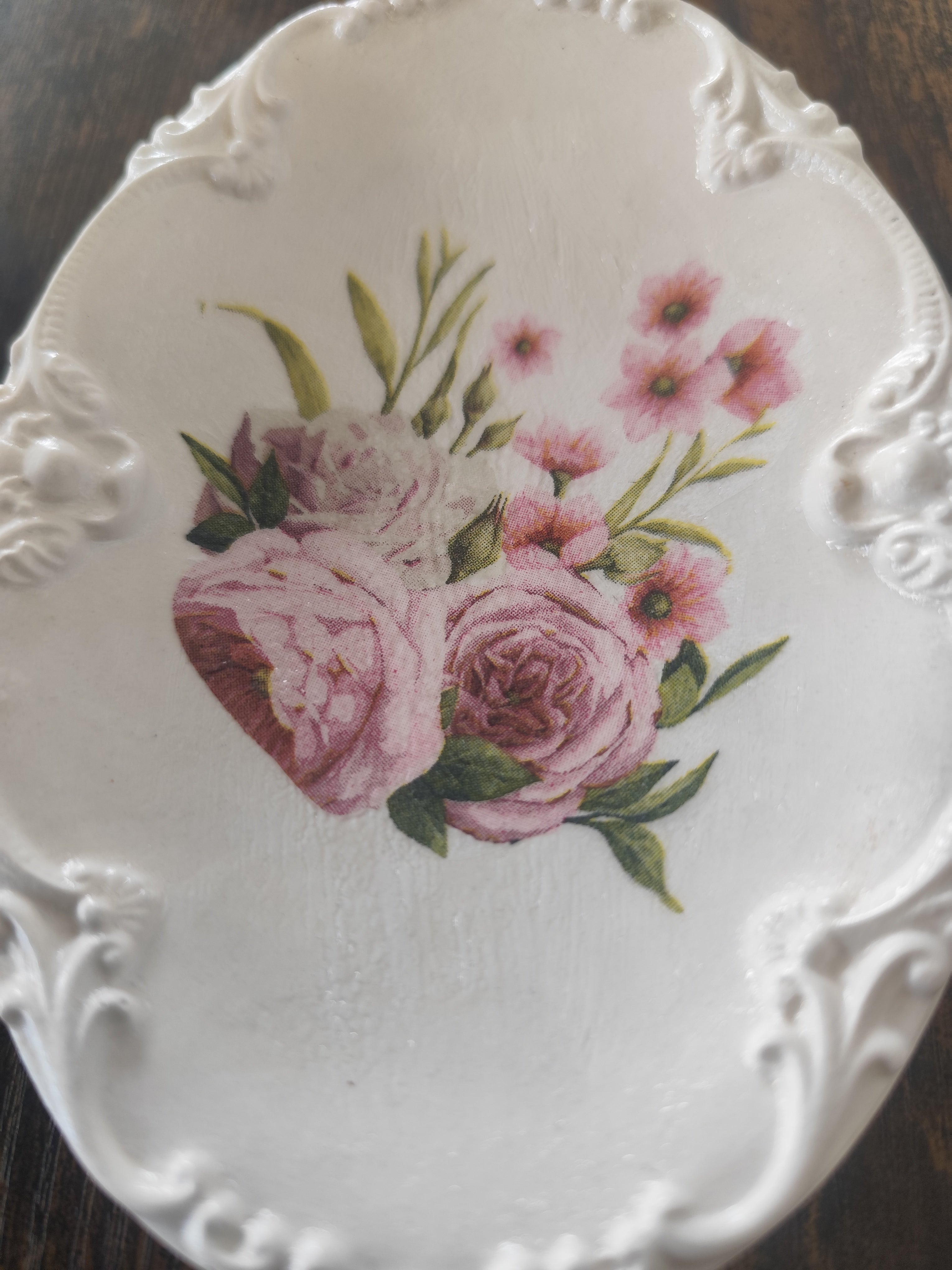 Handmade - ovale Schale aus Gips mit Rosenmotiv