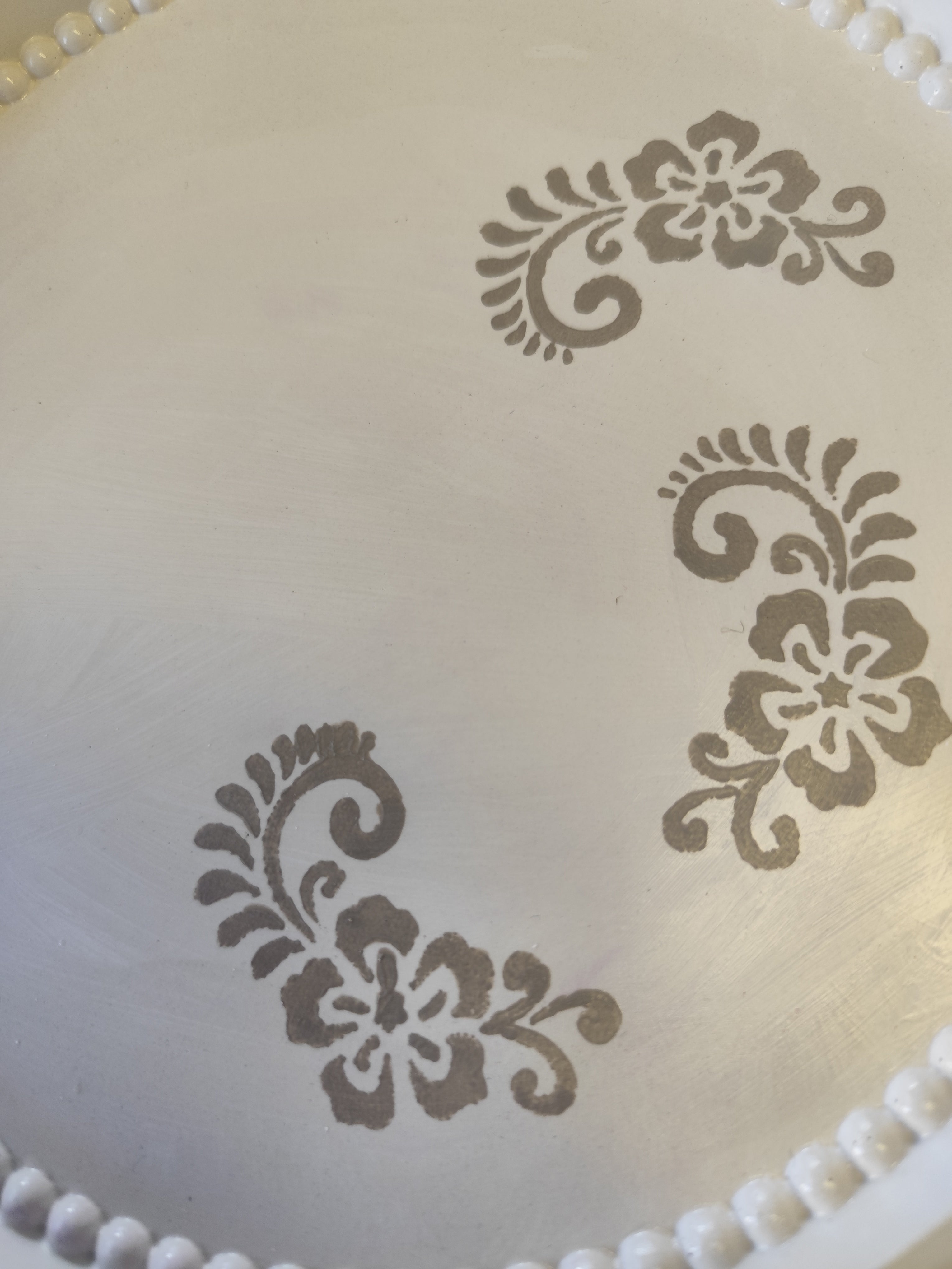 Handmade - runder Ablageteller aus Gips mit Blumenornament