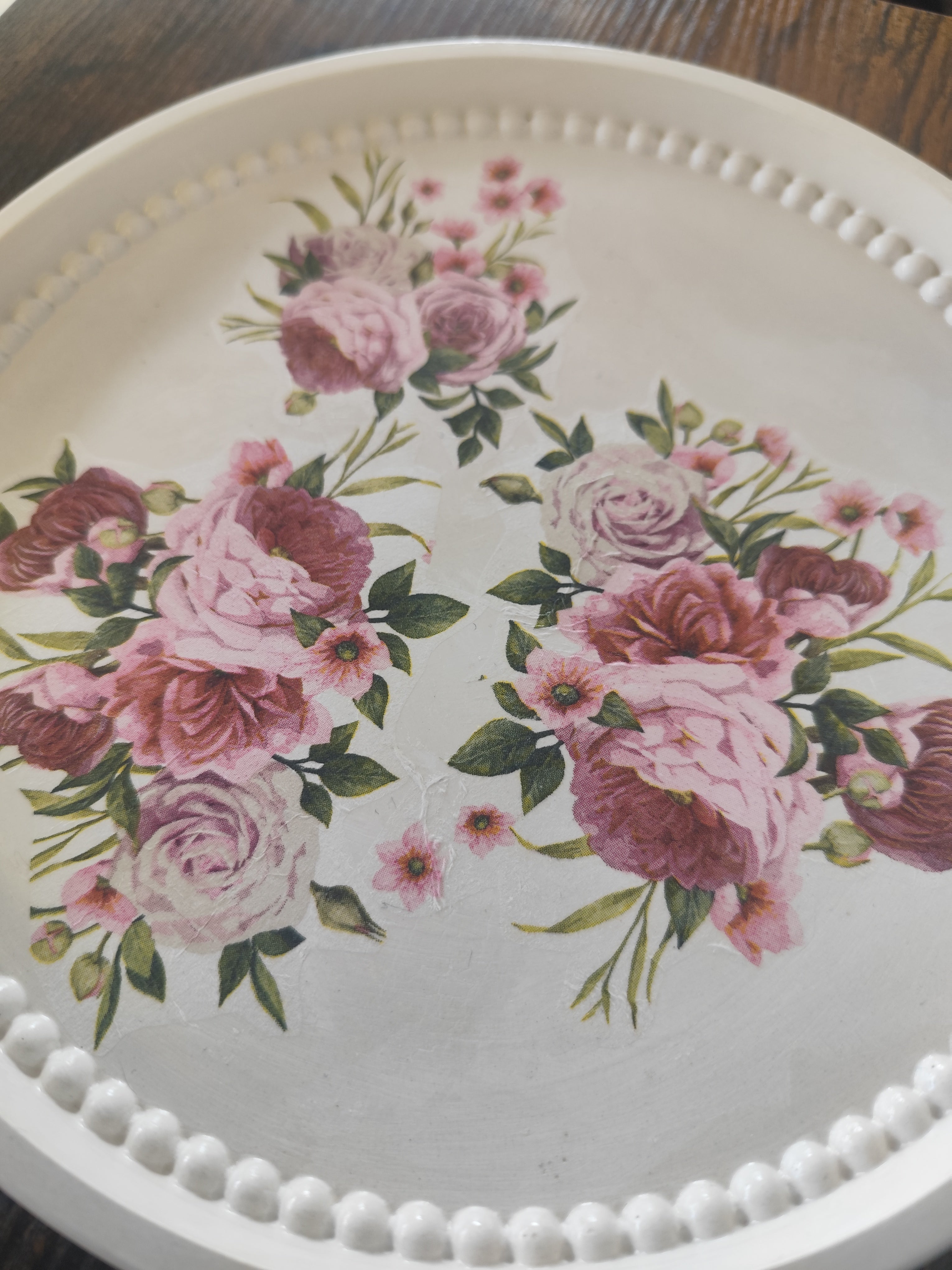Handmade - runder Ablageteller aus Gips mit Rosenmotiv